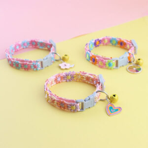 Halsband aus Spitze mit Blumenmuster